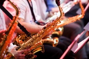 Nahaufnahme von Saxophonen in den Händen von Musikern, in einem Orchester