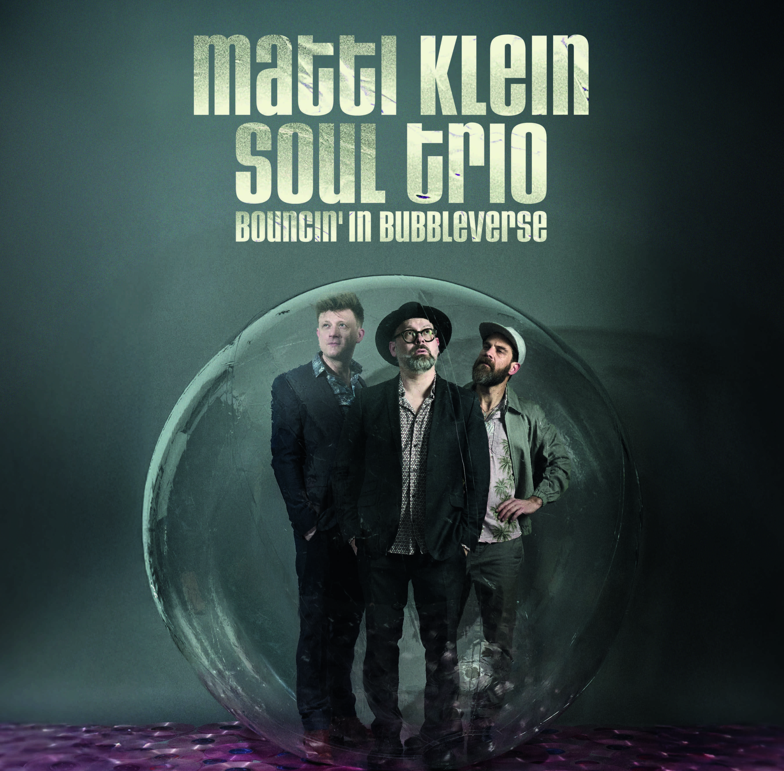 Matti Klein Soul Trio posiert in einer gläsernen Blase – Albumcover Bouncin’ in Bubbleverse