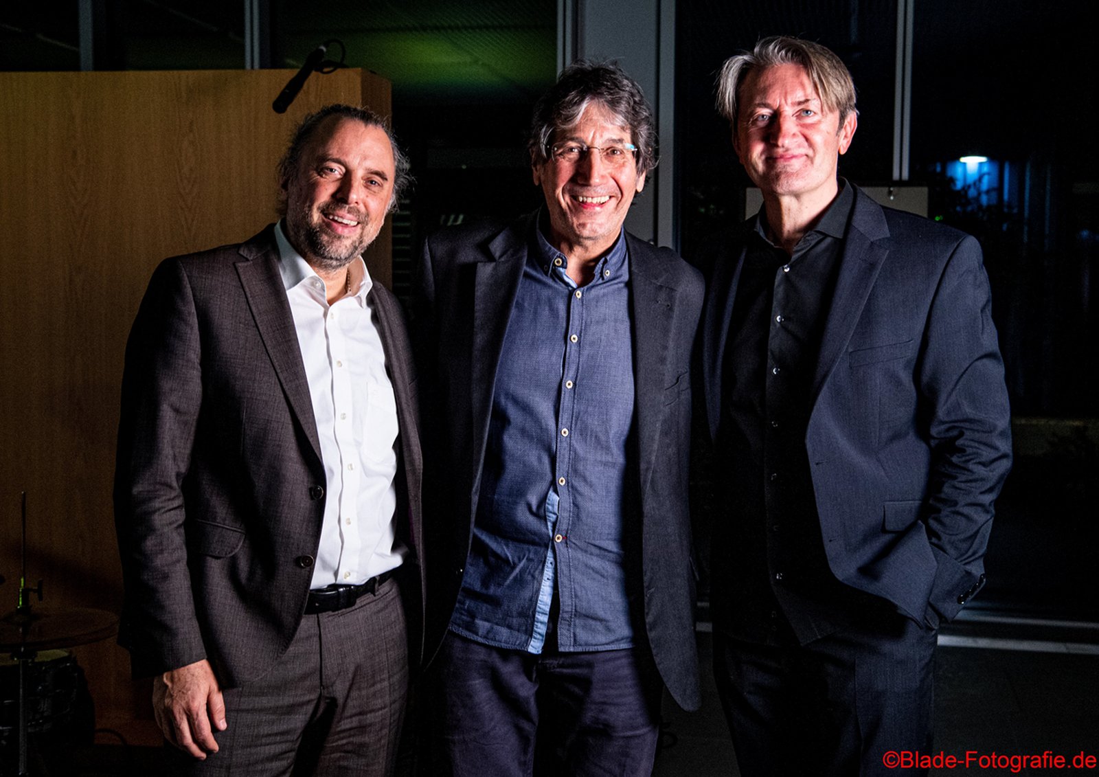 Die Musiker Peter Baumgärtner, Thomas Rückert und Martin Gjakonovski vom My Choice Trio posieren nach ihrem Konzert und lächeln in die Kamera.