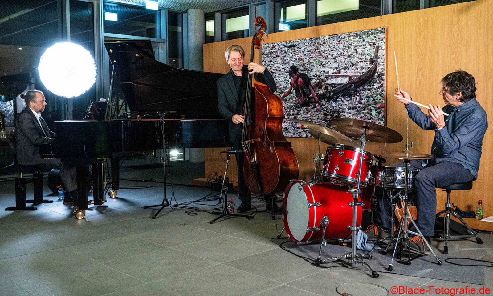 Das My Choice Trio mit Thomas Rückert (Klavier), Martin Gjakonovski (Kontrabass) und Peter Baumgärtner (Schlagzeug) spielt live auf der Bühne.