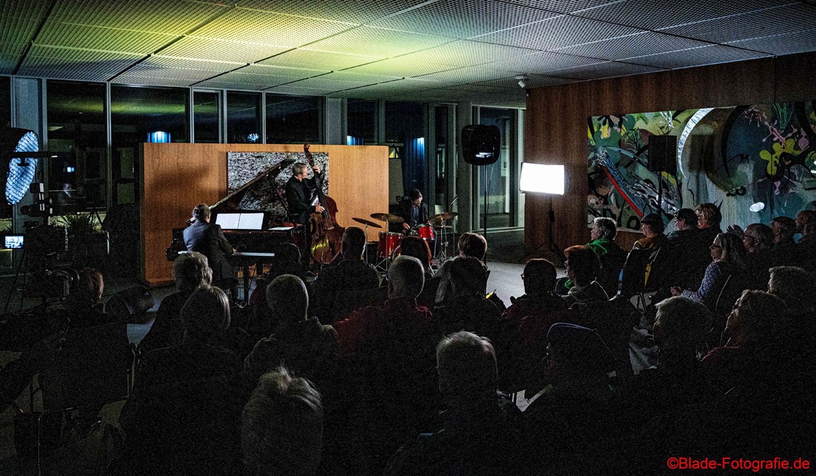 Publikum lauscht dem My Choice Trio mit Thomas Rückert, Martin Gjakonovski und Peter Baumgärtner bei einem stimmungsvollen Konzertabend.