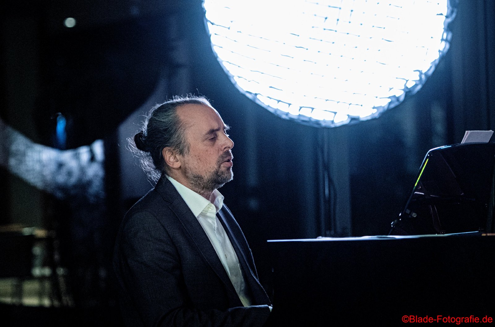 Pianist Thomas Rückert vom My Choice Trio spielt konzentriert am Flügel während eines Live-Konzerts.