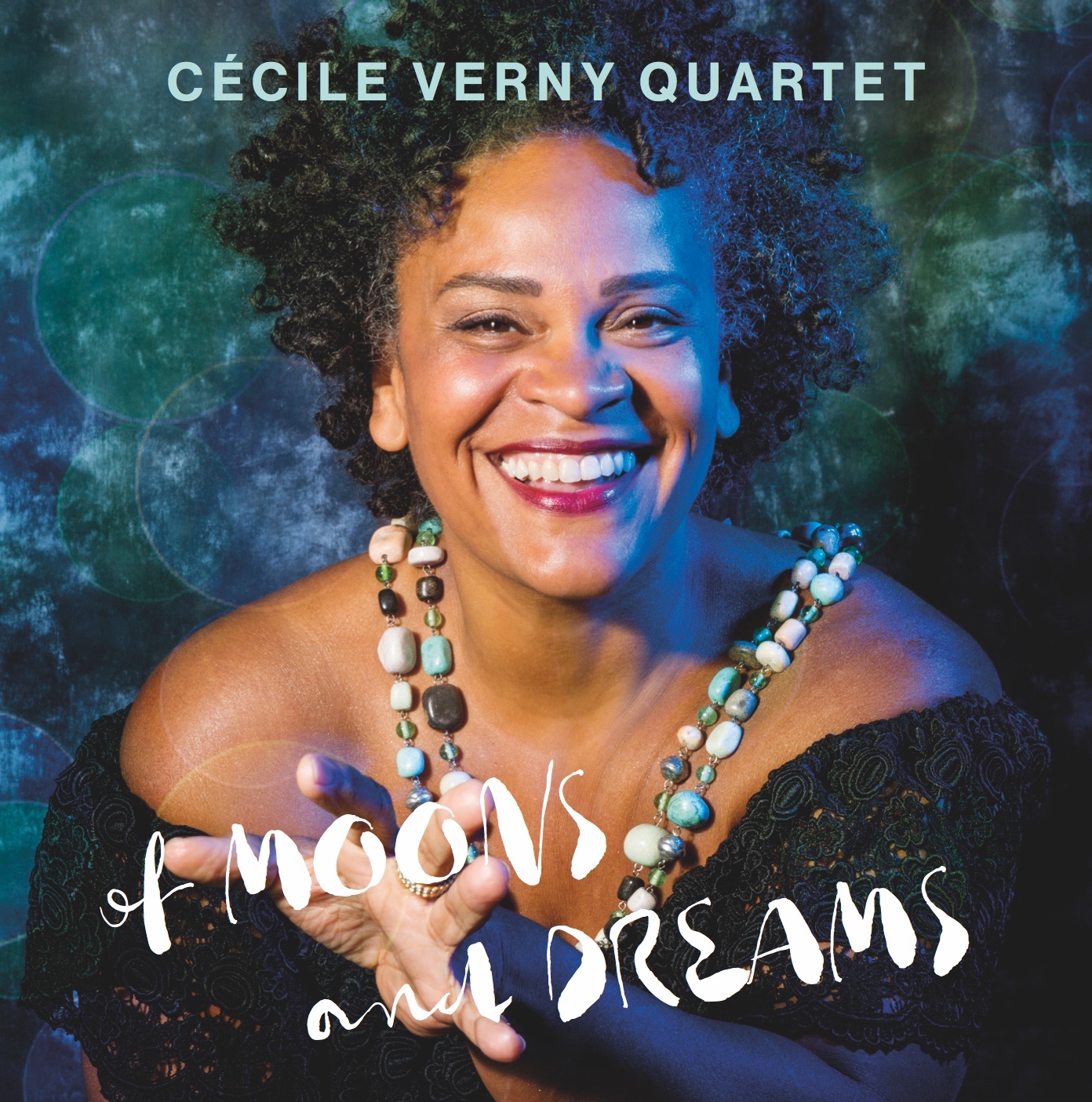 Cécile Verny Quartet – Albumcover „Of Moons and Dreams“ mit Porträt von Sängerin Cécile Verny.