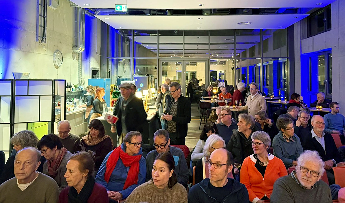 Publikum im home Rooftop in Duisburg beim Konzert des Matti Klein Soul Trios.